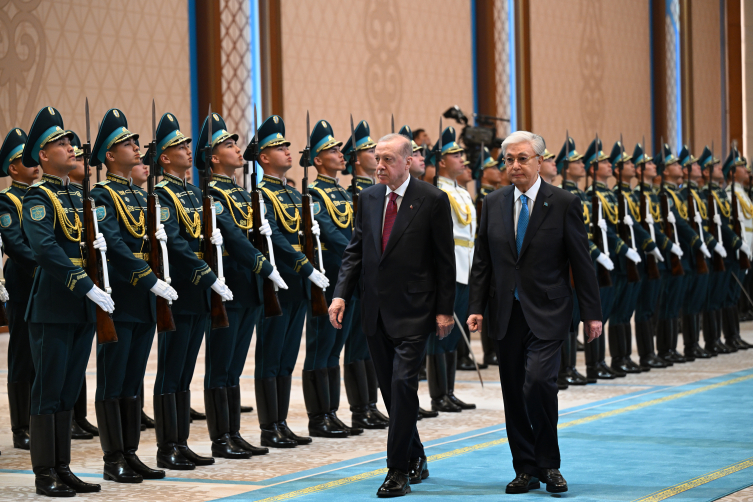 Cumhurbaşkanı Erdoğan, Kazakistan'da resmi törenle karşılandı