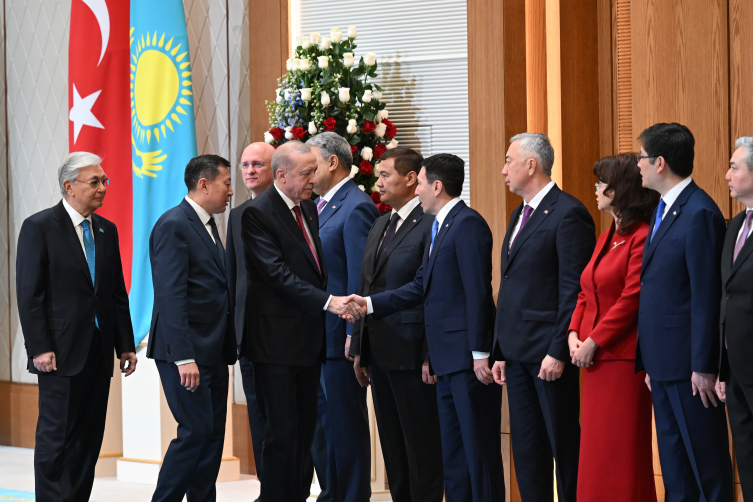 Cumhurbaşkanı Erdoğan, Kazakistan'da resmi törenle karşılandı