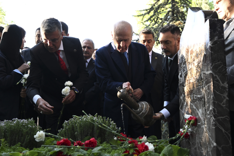 Devlet Bahçeli, Alparslan Türkeş'in kabrini ziyaret etti