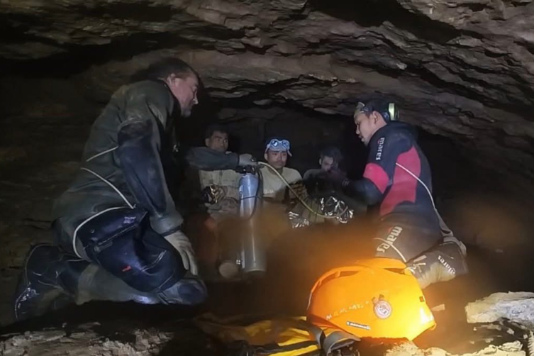 Laos’ta mağara mucizesi: Mahsur kalan madenciler kendi imkanlarıyla kurtuldu