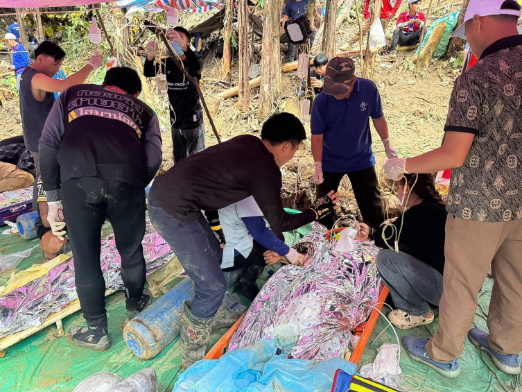 Laos’ta mağara mucizesi: Mahsur kalan madenciler kendi imkanlarıyla kurtuldu
