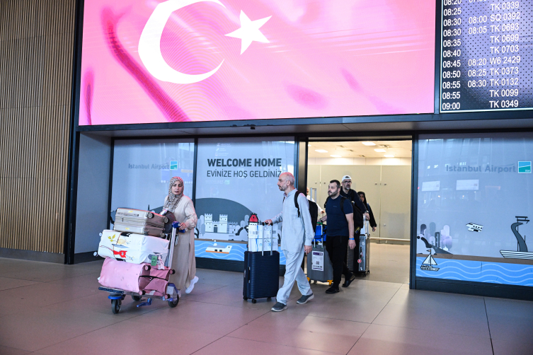 Yurda dönen hacılar yakınları tarafından karşılandı