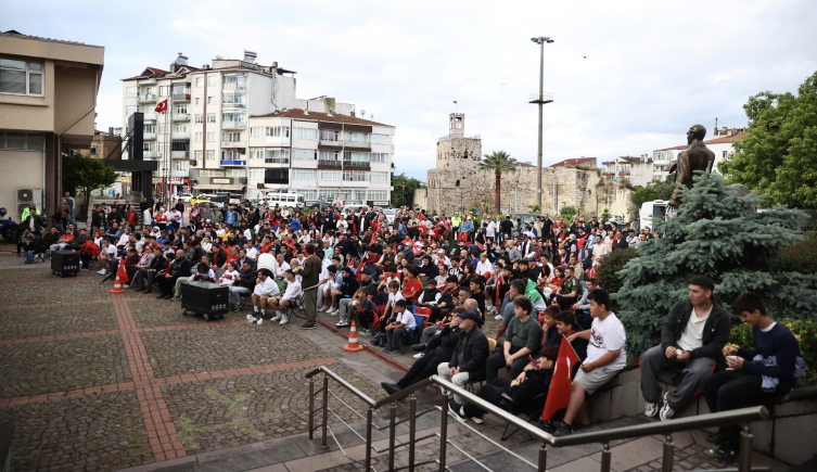 A Milli Futbol Takımı'nın maçı dev ekranlardan izlendi