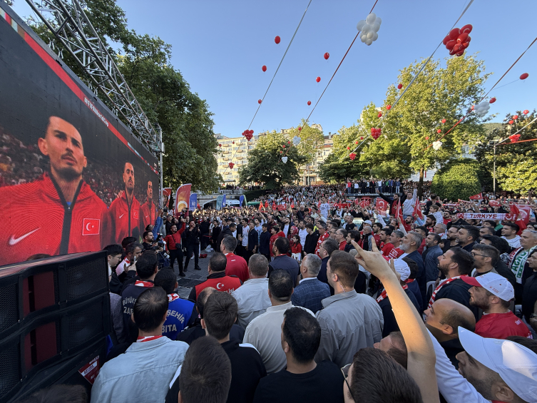 A Milli Futbol Takımı'nın maçı dev ekranlardan izlendi