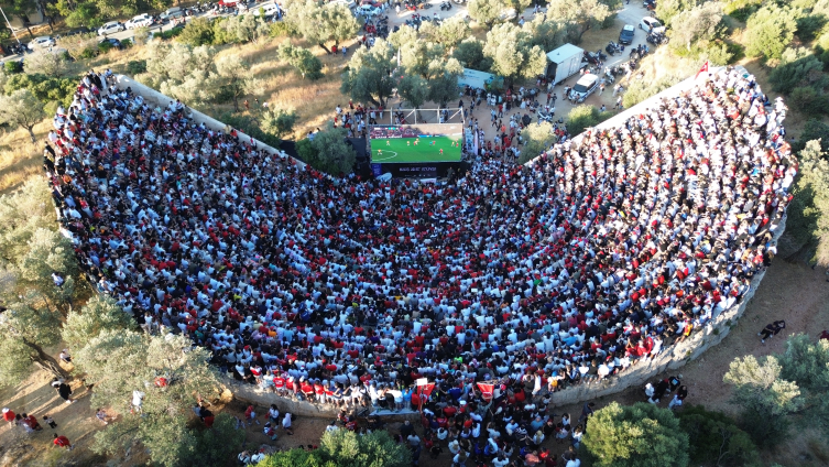 A Milli Futbol Takımı'nın maçı dev ekranlardan izlendi
