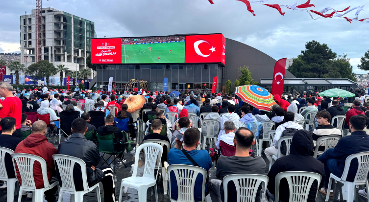 A Milli Futbol Takımı'nın maçı dev ekranlardan izlendi