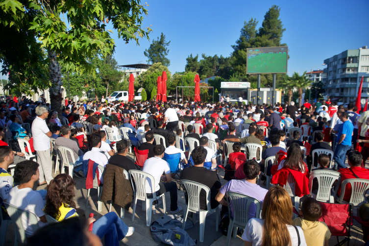 A Milli Futbol Takımı'nın maçı dev ekranlardan izlendi