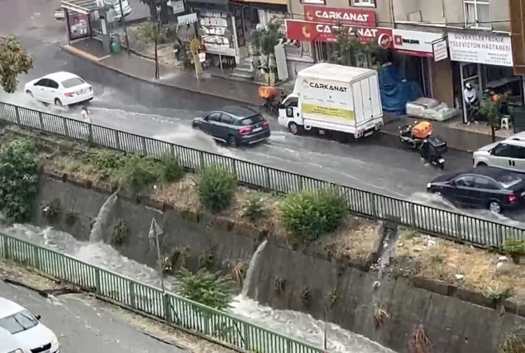 İstanbul'da beklenen yağış felç etti: Yollar göle döndü