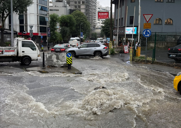 İstanbul'da beklenen yağış felç etti: Yollar göle döndü
