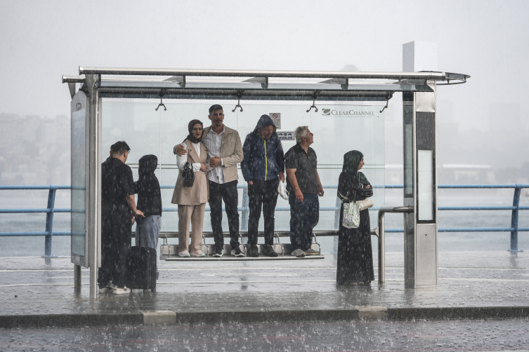 İstanbul sağanağa teslim: Alt geçitleri su bastı, trafik kilitlendi