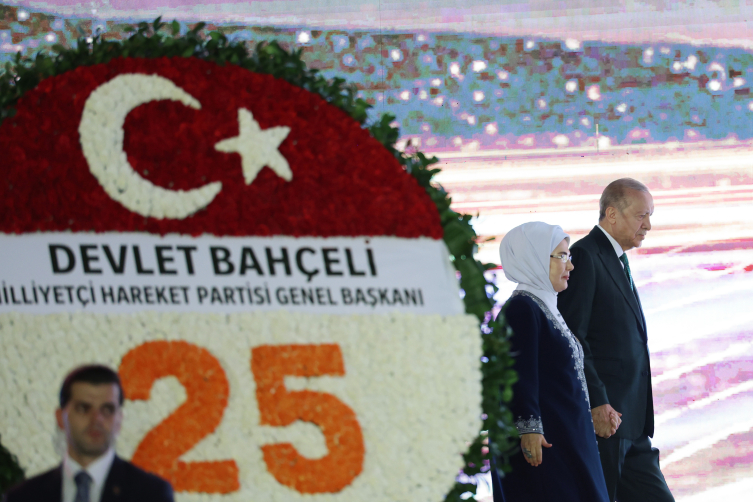 Devlet Bahçeli’den AK Parti’nin 25. kuruluş yıl dönümüne özel çelenk