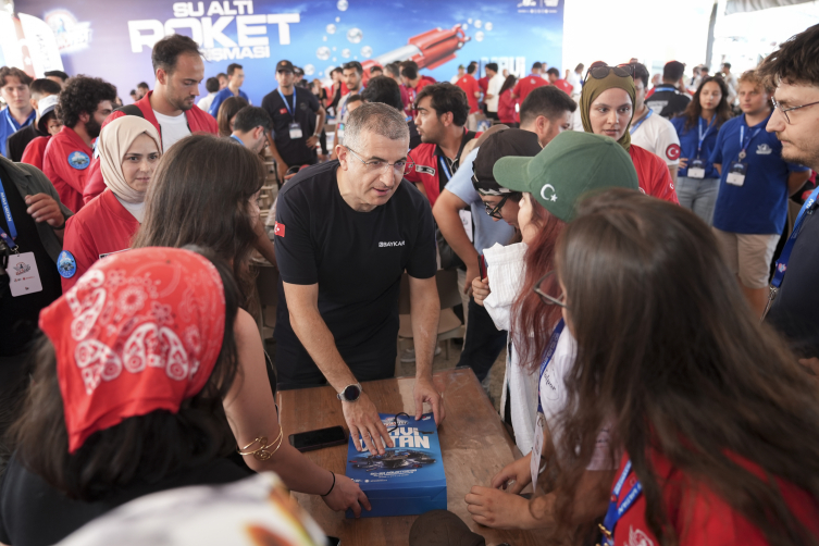 Haluk Bayraktar, TEKNOFEST Mavi Vatan'da yarışan takımlara T3 Gemstone O1 hediye etti