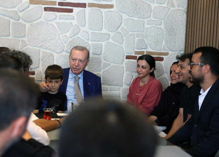 Cumhurbaşkanı Erdoğan, İstanbul'da esnafı ziyaret etti