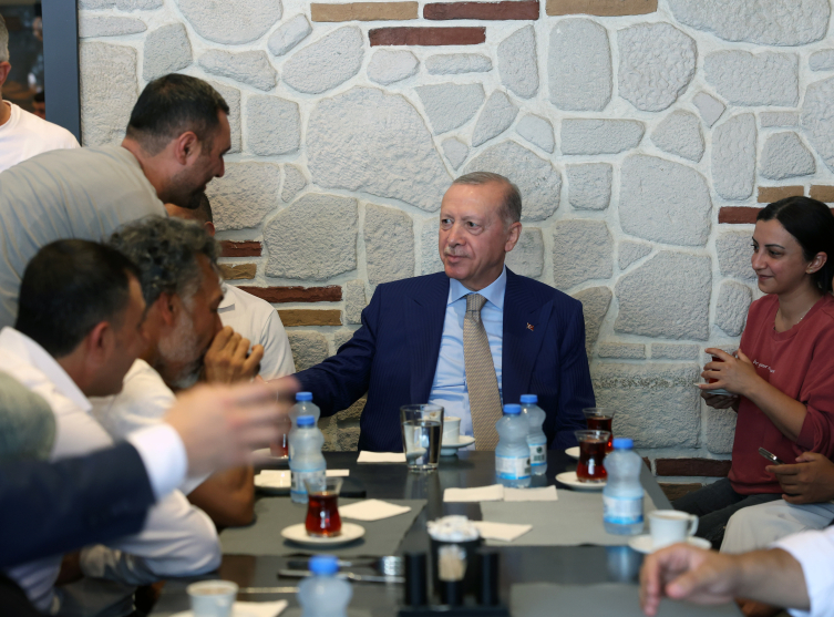 Cumhurbaşkanı Erdoğan, İstanbul'da esnafı ziyaret etti