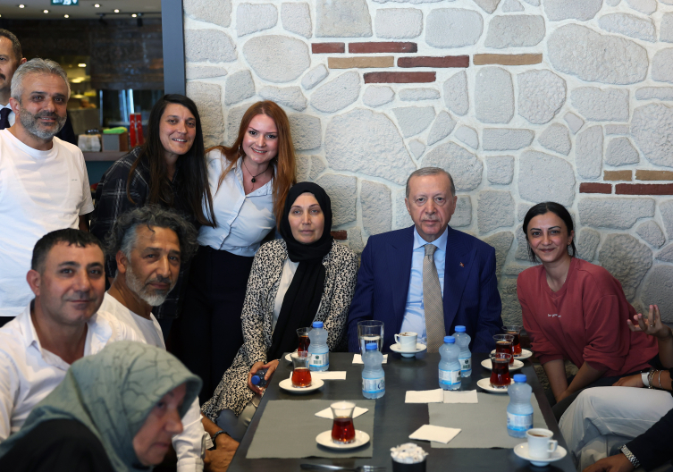 Cumhurbaşkanı Erdoğan, İstanbul'da esnafı ziyaret etti