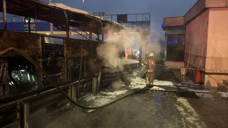 İstanbul'da yolcu otobüsü bariyerlere çarptı: 2 ölü