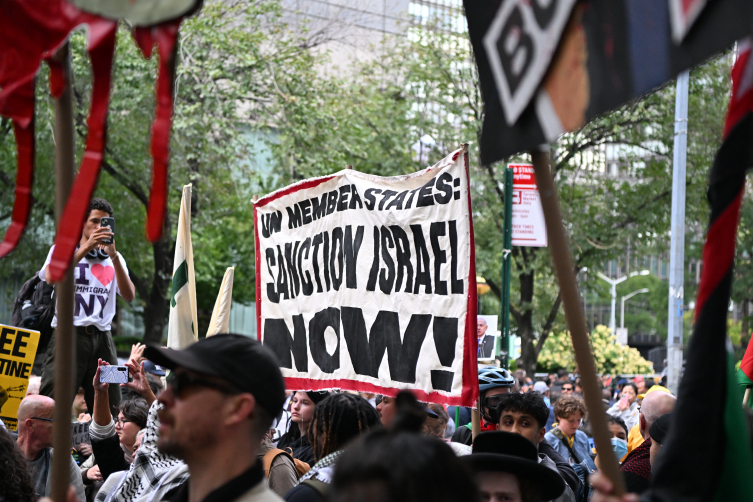 New York’ta binlerce kişi soykırımcı Netayahu'yu protesto etti