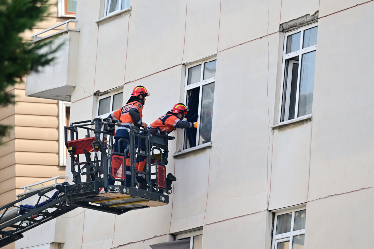 İstanbul'da 7 katlı bina kısmen çöktü