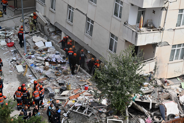 İstanbul'da 7 katlı bina kısmen çöktü