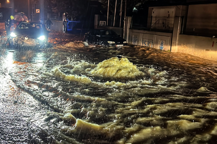 İstanbul'u sağanak vurdu: Yollar göle döndü, araçlar suya gömüldü