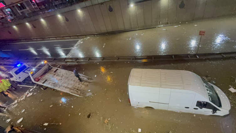 İstanbul'u sağanak vurdu: Yollar göle döndü, araçlar suya gömüldü