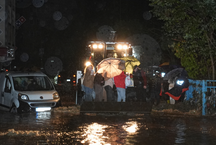 İstanbul'u sağanak vurdu: Yollar göle döndü, araçlar suya gömüldü