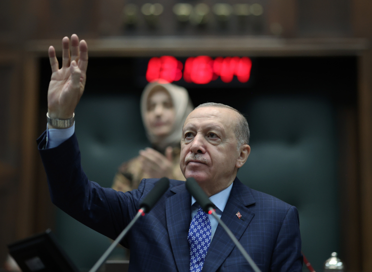Cumhurbaşkanı Recep Tayyip Erdoğan, AK Parti TBMM Grup Toplantısı'nda KAAN desenli başka bir kravat takmıştı. (AA)