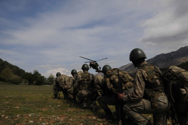 Komandolar, operasyon bölgesindeki helikopter intikallerine dair eğitimleri de bu merkezde alabiliyor. Foto: AA