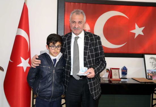 Bursunu Haleplilere bağışladı