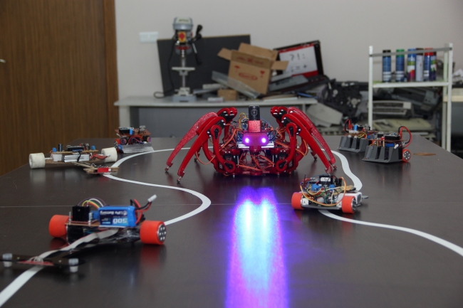 Hurda malzemelerle 'Örümcek Robot' tasarladılar