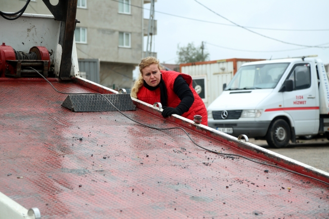 Oto kurtarıcılık yapan kadın eşine destek oluyor