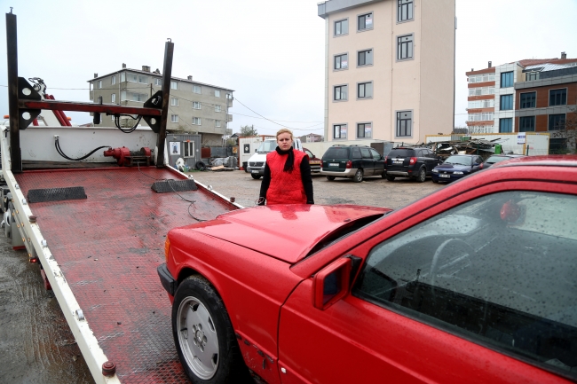 Oto kurtarıcılık yapan kadın eşine destek oluyor