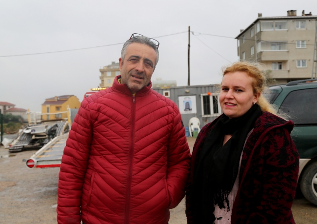 Oto kurtarıcılık yapan kadın eşine destek oluyor