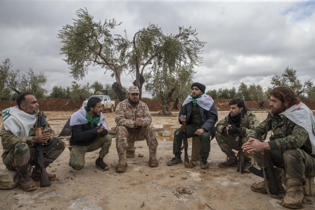 Sesiyle hayat verdiği toprağını silahıyla savunuyor