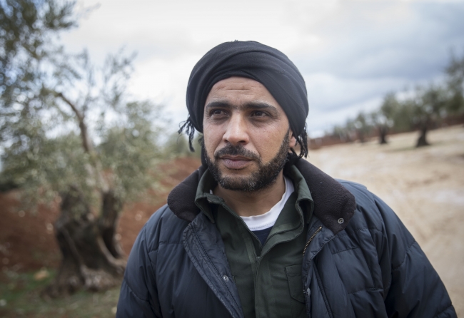 Sesiyle hayat verdiği toprağını silahıyla savunuyor