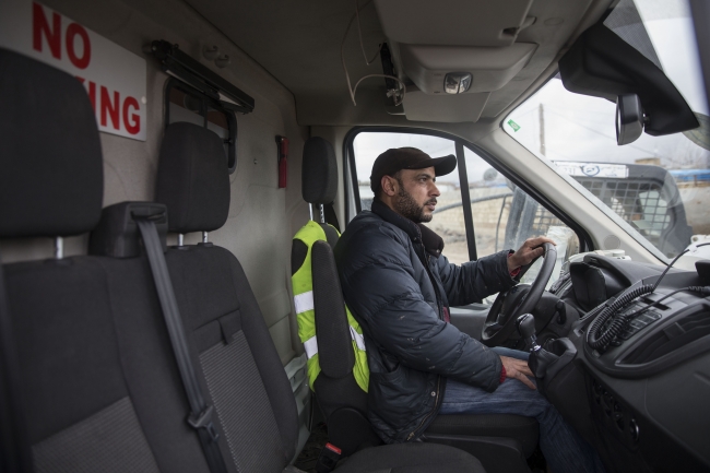 Sesiyle hayat verdiği toprağını silahıyla savunuyor