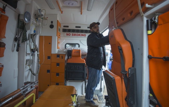 Sesiyle hayat verdiği toprağını silahıyla savunuyor