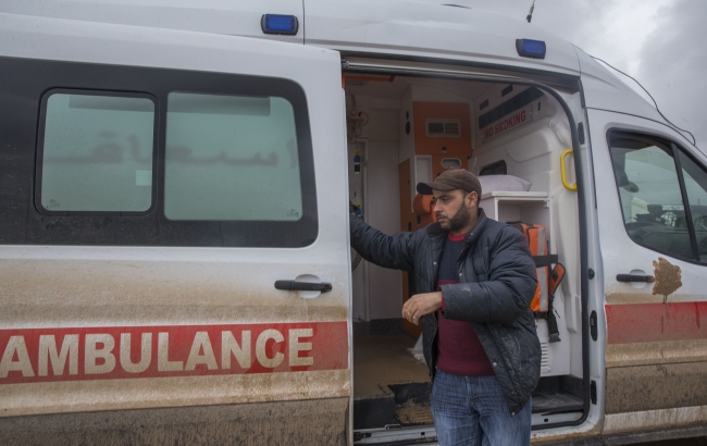 Sesiyle hayat verdiği toprağını silahıyla savunuyor