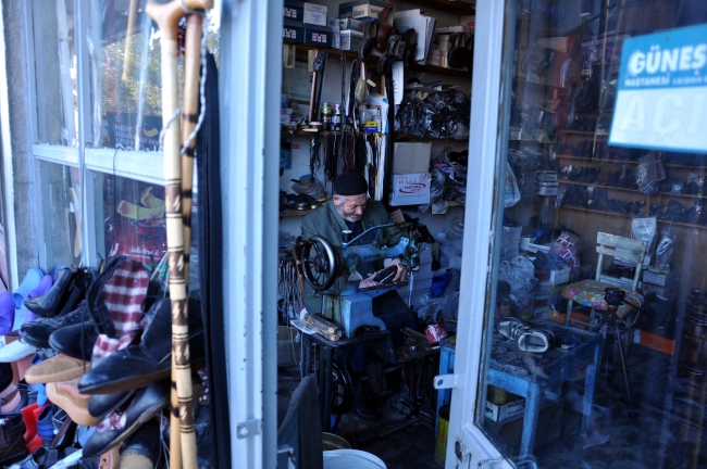 Bir ömür baba yadigarı dükkanda ayakkabı tamiri