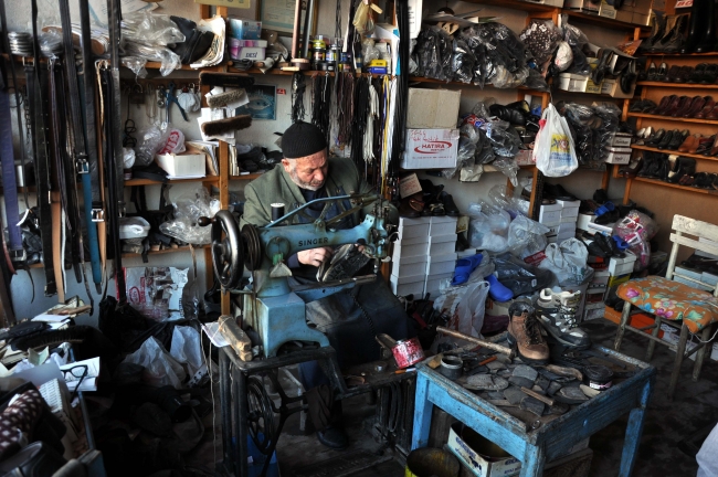 Bir ömür baba yadigarı dükkanda ayakkabı tamiri