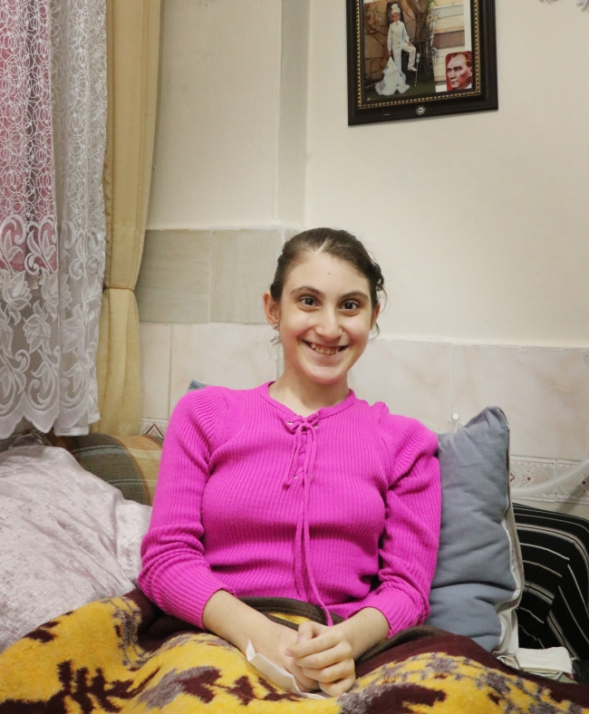 Sağlık Bakanlığı skolyoz hastası kıza yardım elini uzattı