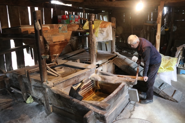 "Dokuzdeğirmen" köyünün değirmenleri zamana direniyor