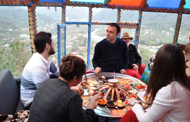 Ağaç evini turistlere açtı