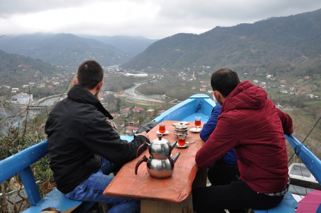 Ağaç evini turistlere açtı