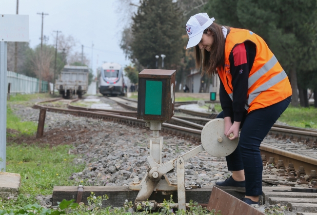 Tren raylarına yön veriyor