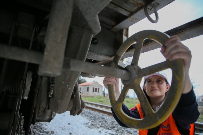 Tren raylarına yön veriyor