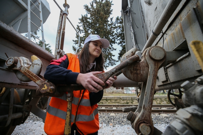 Tren raylarına yön veriyor