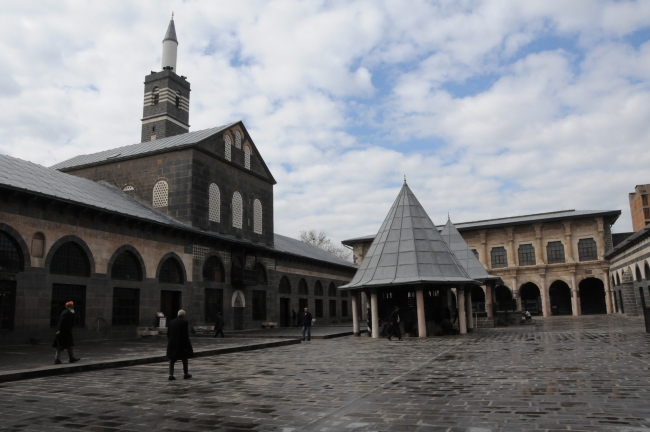 Teröristler tahrip etti, devlet yeniden ihya ediyor