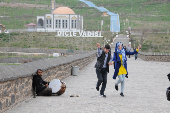 Teröristler tahrip etti, devlet yeniden ihya ediyor