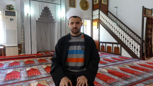 Görme engelli müezzin, azmiyle örnek oluyor